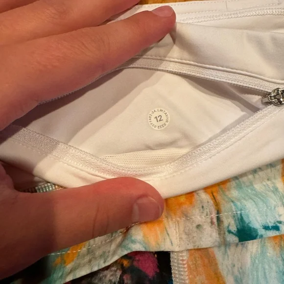 LULULEMON SPEED UP SHORTS “2.5 inch” - Picture 2 of 5